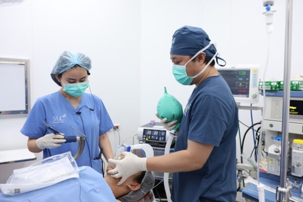 การวางยาสลบใน SLC Hospital โดยวิสัญญีแพทย์ คุณหมอท็อป นพ.บุญฤทธ์ บุศยศักด์ (ว.29321) วิสัญญีแพทย์ประจำ SLC